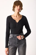 Kadın Matilda Düğme Detaylı Vücuda Oturan Uzun Kollu Tişört %100 Pamuk - Siyah