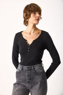 Kadın Matilda Düğme Detaylı Vücuda Oturan Uzun Kollu Tişört %100 Pamuk - Siyah