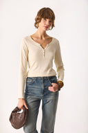 Kadın Matilda Düğme Detaylı Vücuda Oturan Uzun Kollu Tişört %100 Pamuk - Taş