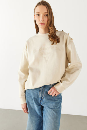 Omzu Düğme Detaylı Nakışlı Sweatshirt - EKRU