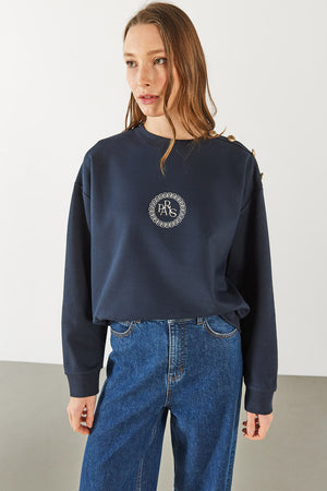 Omzu Düğme Detaylı Nakışlı Sweatshirt - NAVY