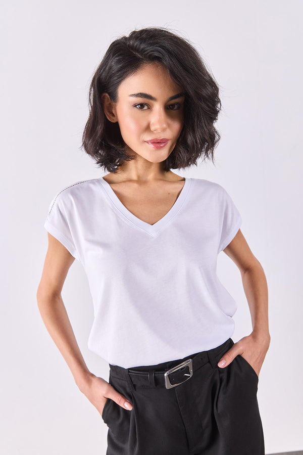 Khloe V Yaka Regular Fit Dantel Detaylı Modal Tişört(TENCEL)(TM) - BEYAZ