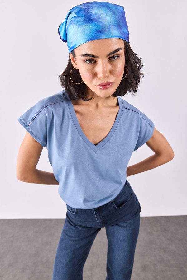 Khloe V Yaka Regular Fit Dantel Detaylı Modal Tişört(TENCEL)(TM) - GÖK MAVİSİ