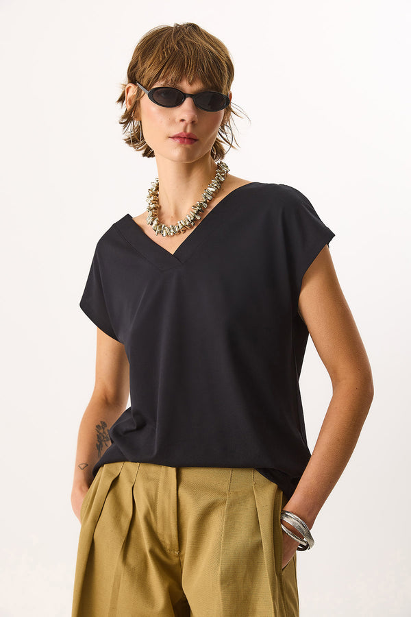 Almira V Yaka Sırtı Detaylı Modal Tişört(TENCEL)(TM) - SİYAH 2K26200156-028