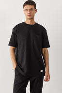 Erkek Cep Detaylı Bisiklet Yaka Flamlı Tişört %100 Pamuk - Siyah