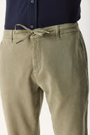 Erkek Jake Beli Lastikli Parça Boya Chino Pantolon (TENCEL)™ - Haki