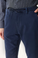 Erkek Jake Beli Lastikli Parça Boya Chino Pantolon (TENCEL)™ - Lacivert