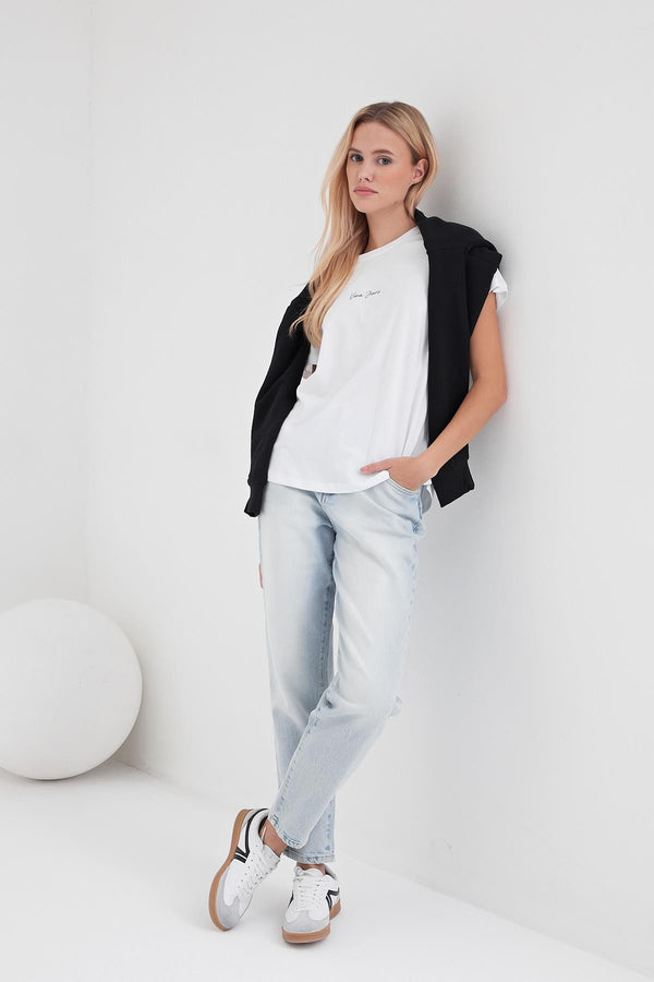 Kadın Bisiklet Yaka Beyaz Logo Baskılı Regular Fit Tişört