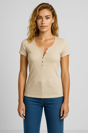 Kadın Matilda Düğme Detaylı Vücuda Oturan Kısa Kollu Tişört %100 Pamuk - Taş