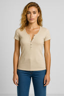 Kadın Matilda Düğme Detaylı Vücuda Oturan Kısa Kollu Tişört %100 Pamuk - Taş