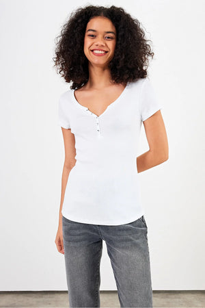 Kadın Matilda Düğme Detaylı Vücuda Oturan Tişört %100 Pamuk - Beyaz