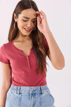 Kadın Matilda Düğme Detaylı Vücuda Oturan Tişört %100 Pamuk - Gülkurusu