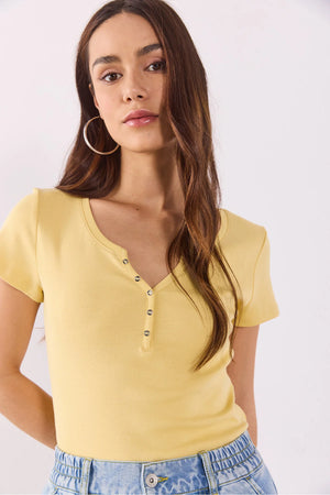 Kadın Matilda Düğme Detaylı Vücuda Oturan Tişört %100 Pamuk - Vanilya