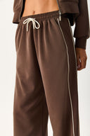 Kadın Regular Fit Yanı Yırtmaçlı Yumuşak Dokulu Jogging Pantolon (CUPRO) - Kahverengi