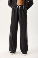 Kadın Regular Fit Yanı Yırtmaçlı Yumuşak Dokulu Jogging Pantolon (CUPRO) - Siyah