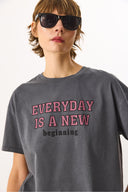 Kadın Sülfür Boyalı Baskılı Tişört %100 Pamuk - Antrasit