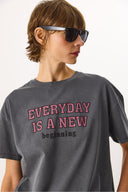 Kadın Sülfür Boyalı Baskılı Tişört %100 Pamuk - Antrasit