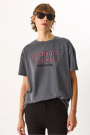 Sülfür Boyalı Baskılı Tişört-Antrasit