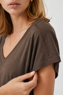 Khloe V Yaka Regular Fit Dantel Detaylı Modal Tişört(TENCEL)(TM)-Kahverengi