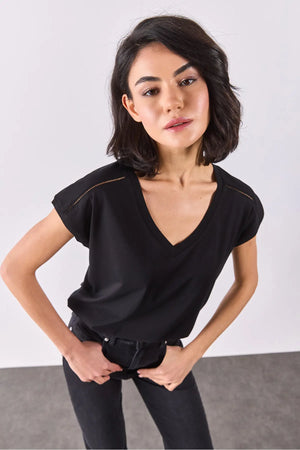 Khloe V Yaka Regular Fit Dantel Detaylı Modal Tişört(TENCEL)(TM)-Siyah