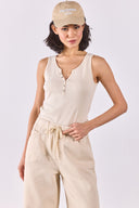 Kadın Matilda Düğme Detaylı Vücuda Oturan Atlet %100 Pamuk - Taş