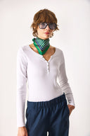 Kadın Matilda Düğme Detaylı Vücuda Oturan Uzun Kollu Tişört %100 Pamuk - Beyaz