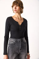Kadın Matilda Düğme Detaylı Vücuda Oturan Uzun Kollu Tişört %100 Pamuk - Siyah