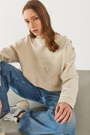 Kadın Omzu Düğme Detaylı Nakışlı Sweatshirt - Ekru