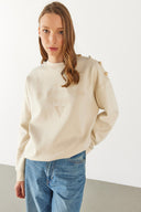 Kadın Omzu Düğme Detaylı Nakışlı Sweatshirt - Ekru