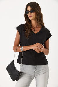 Kadın V Yaka Rahat Kalıp Kolsuz Flamlı Tişört %100 Pamuk - Siyah