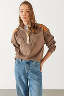 Kadın Yarım Patlı Kontrast Detaylı Sweatshirt - Vizon